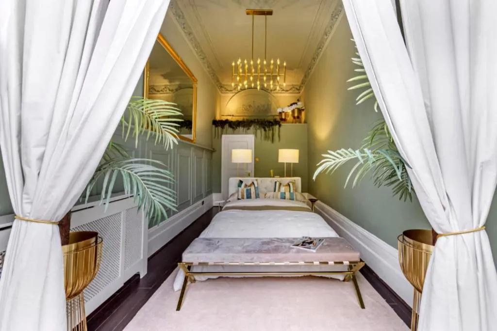 Stunning Hyde Park Home with Private Balcony & Lift Elevator Access