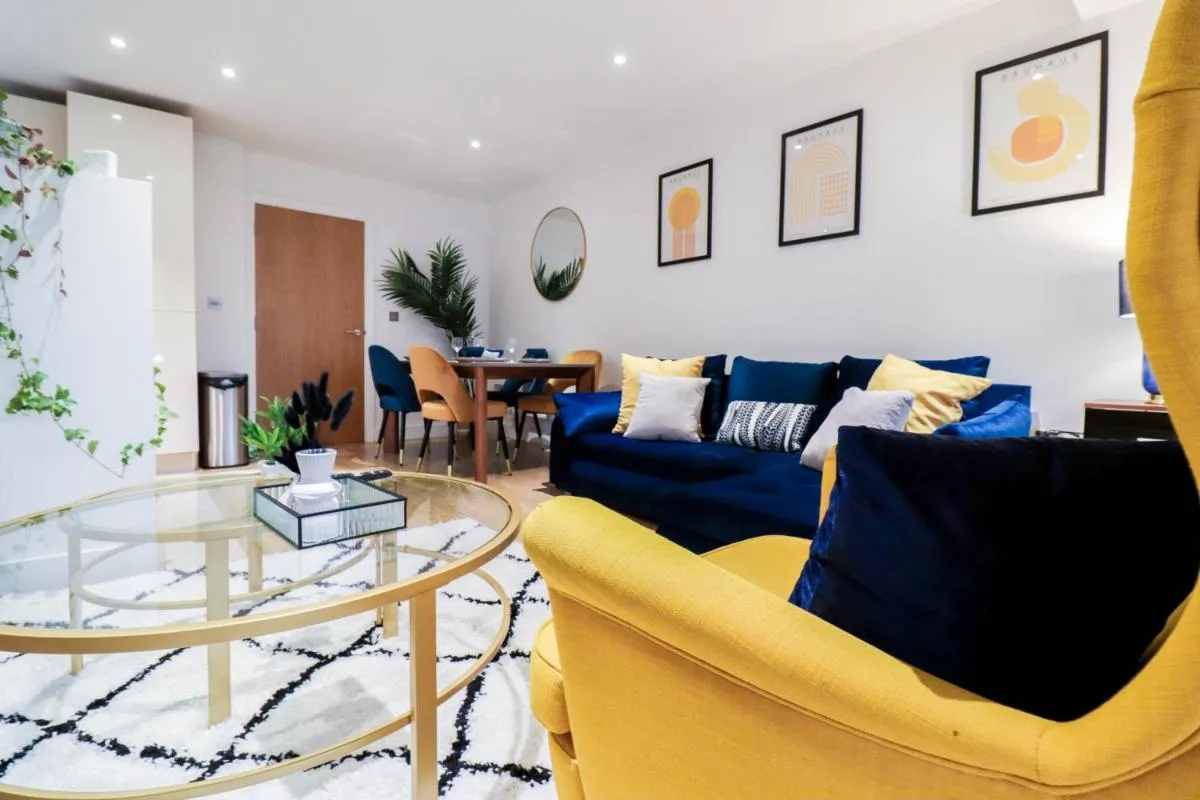 Image 2 of Stunning London Bridge Flat with Balcony – Close to Borough Market