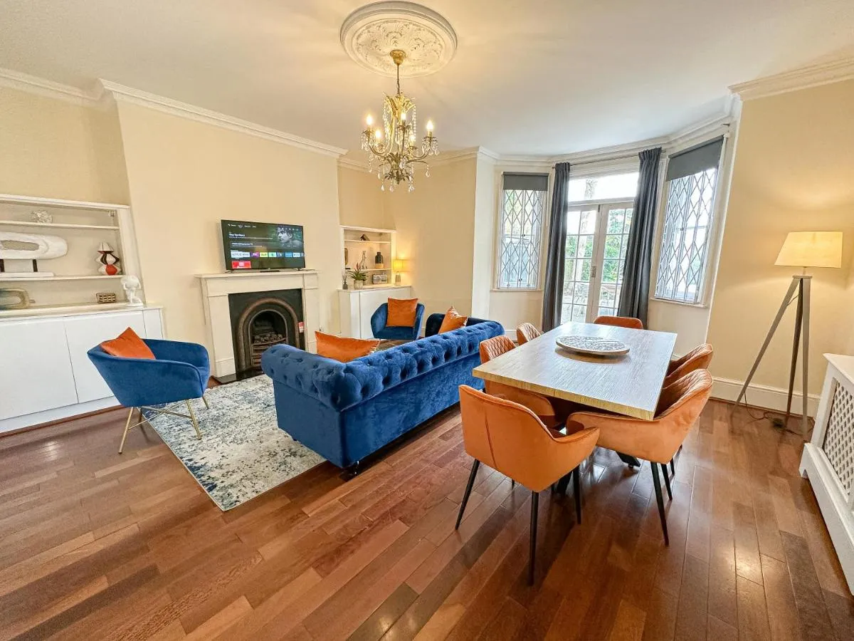 Image 3 of Stunning London Flat with Lush Garden – Steps to Park by The River Thames