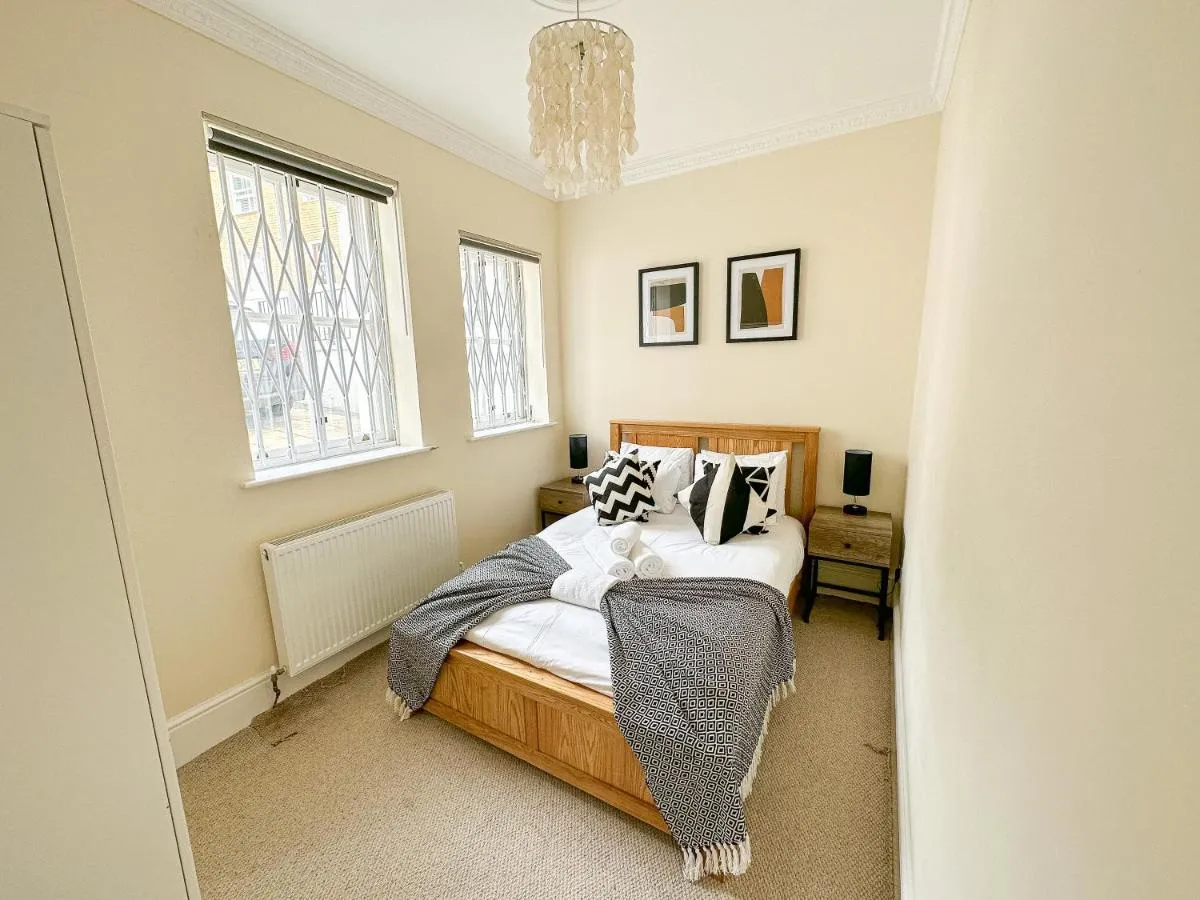 Image 2 of Stunning London Flat with Lush Garden – Steps to Park by The River Thames