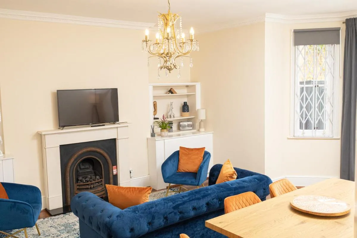 Image 5 of Stunning London Flat with Lush Garden – Steps to Park by The River Thames