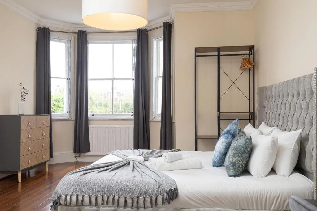 Stunning London Flat with Lush Garden – Steps to Park by The River Thames