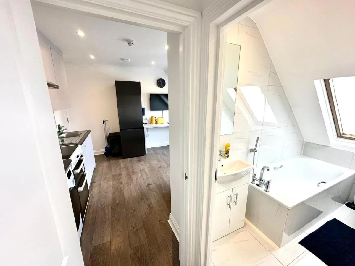 Image 3 of Stunning Modern, Private Apartment,15 Mins To Central London