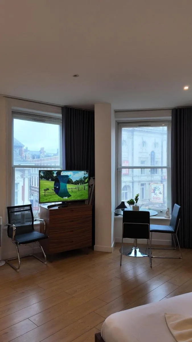 Image 5 of Stunning Piccadilly 1 BR Flat in London VR9