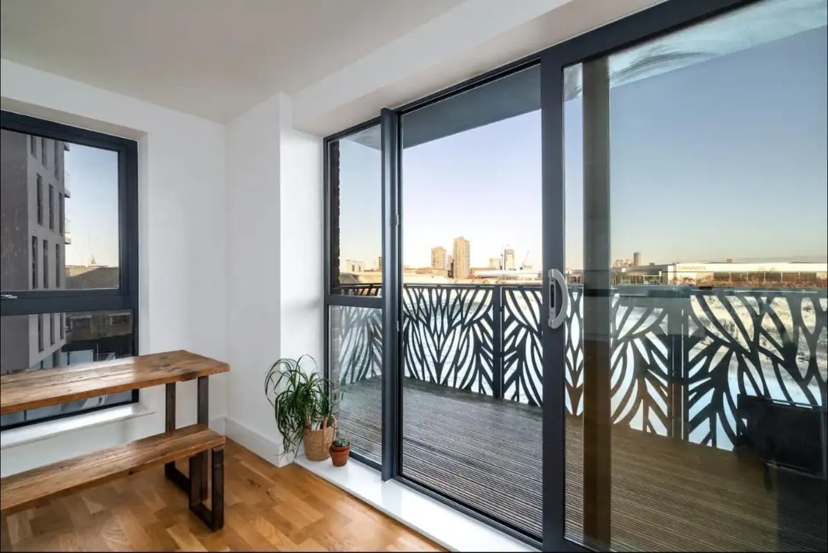 Image 3 of Stunning Riverside View Apartment, near Canary Wharf & O2
