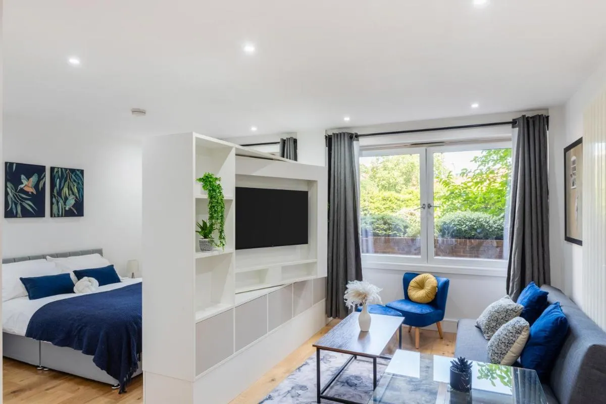 Image 5 of Stunning Studio Flat Minutes from Lewisham Station With View
