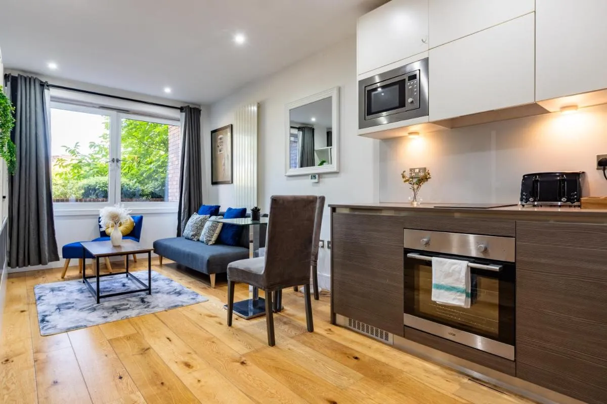 Image 3 of Stunning Studio Flat Minutes from Lewisham Station With View