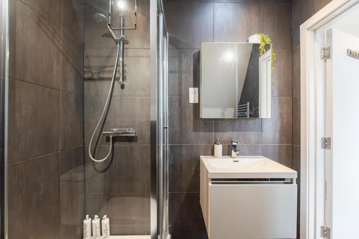 Image 3 of Stunning Top Floor Apartment 3 Bedrooms Heart of London