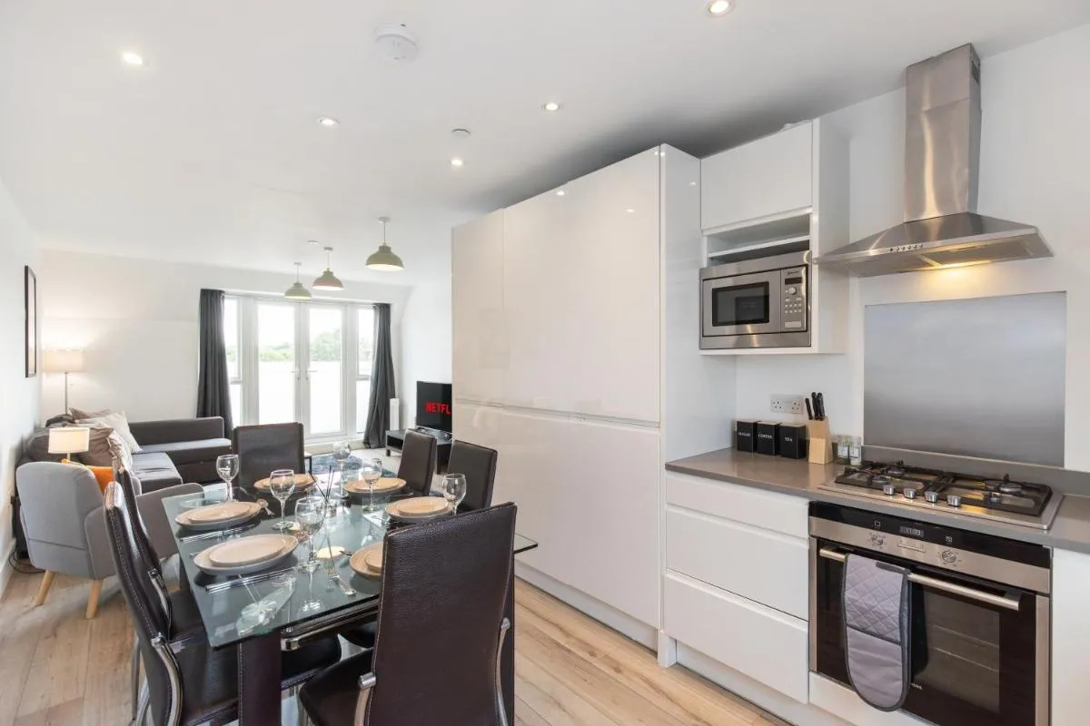 Image 4 of Stunning Top Floor Apartment 3 Bedrooms Heart of London