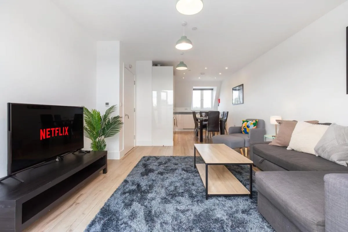 Image 5 of Stunning Top Floor Apartment 3 Bedrooms Heart of London