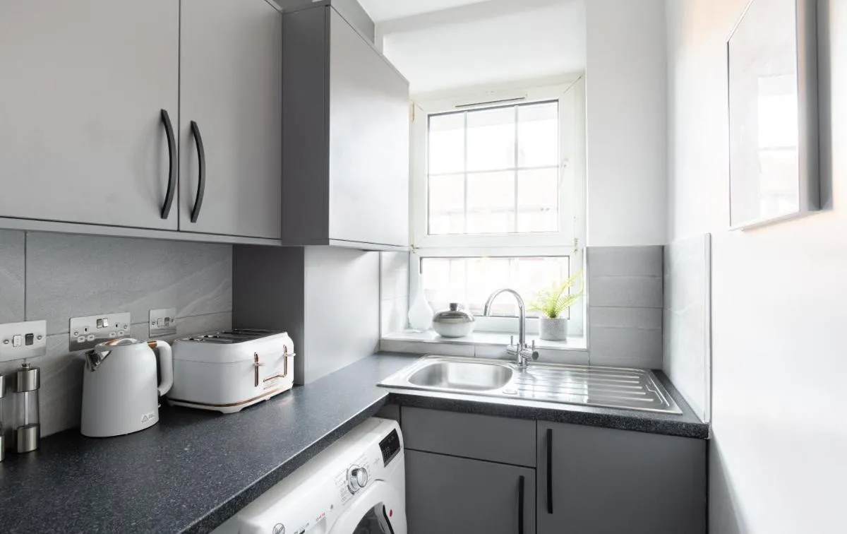 Image 4 of Stunning and Spacious 4 Bed Apr next to BrickLane
