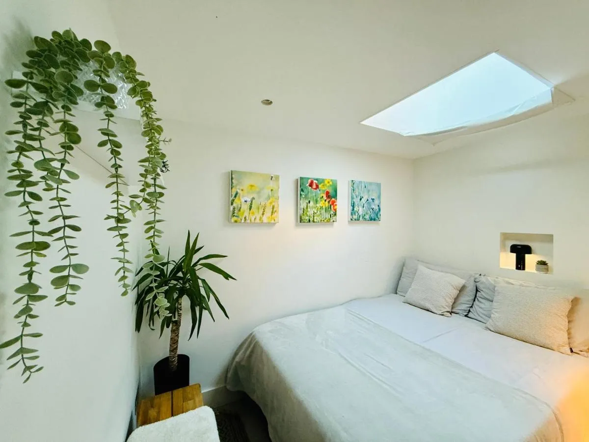 Image 5 of Stunning, architecturally designed Garden Studio with Parking