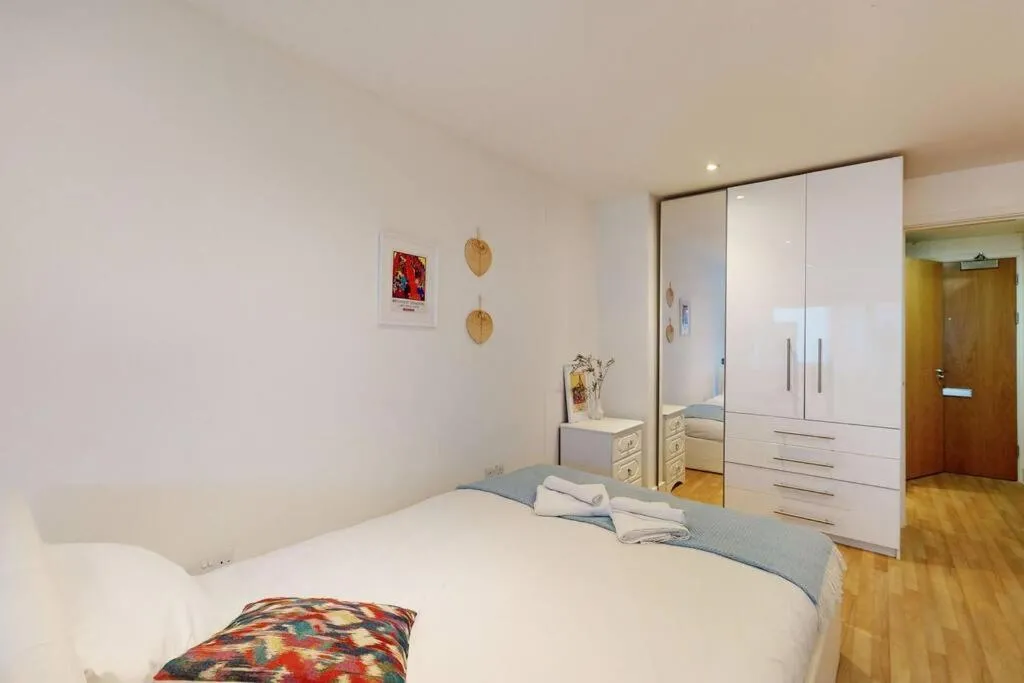 Image 3 of Stunning studio apt- 5 min walk to Borough station