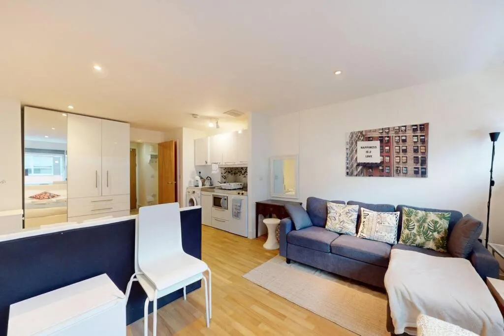 Image 4 of Stunning studio apt- 5 min walk to Borough station