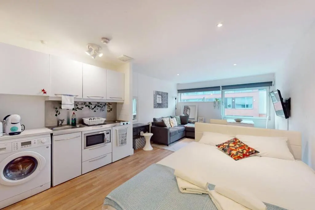 Image 5 of Stunning studio apt- 5 min walk to Borough station