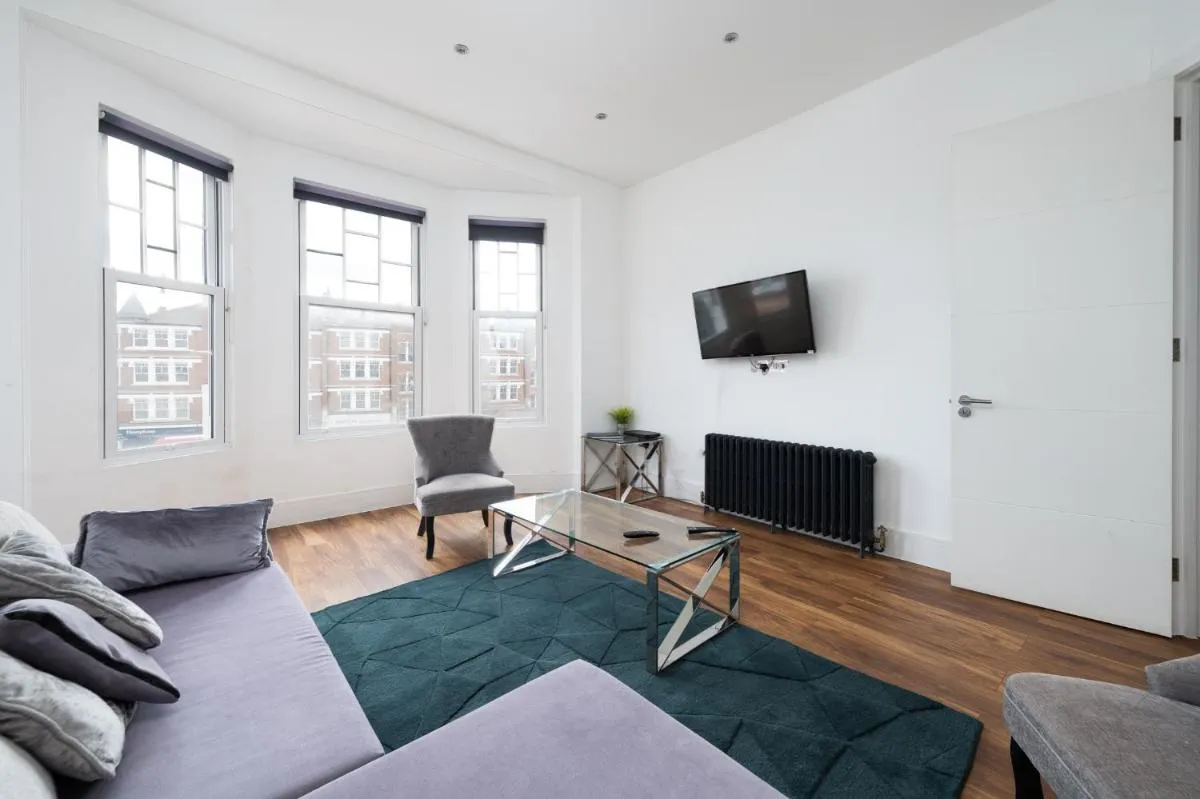 Image 5 of Stunningly Luxurious London Apartment (MHB350)