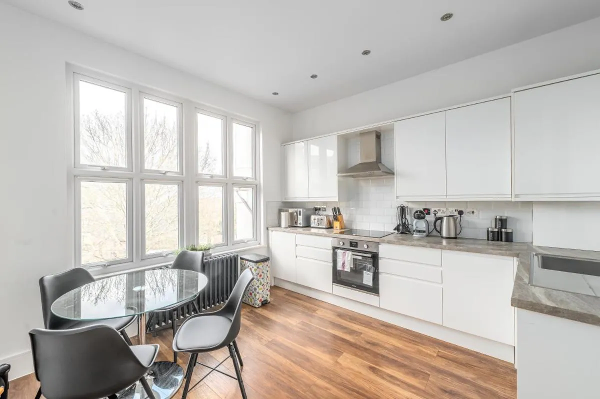 Image 4 of Stunningly Luxurious London Apartment (MHB350)