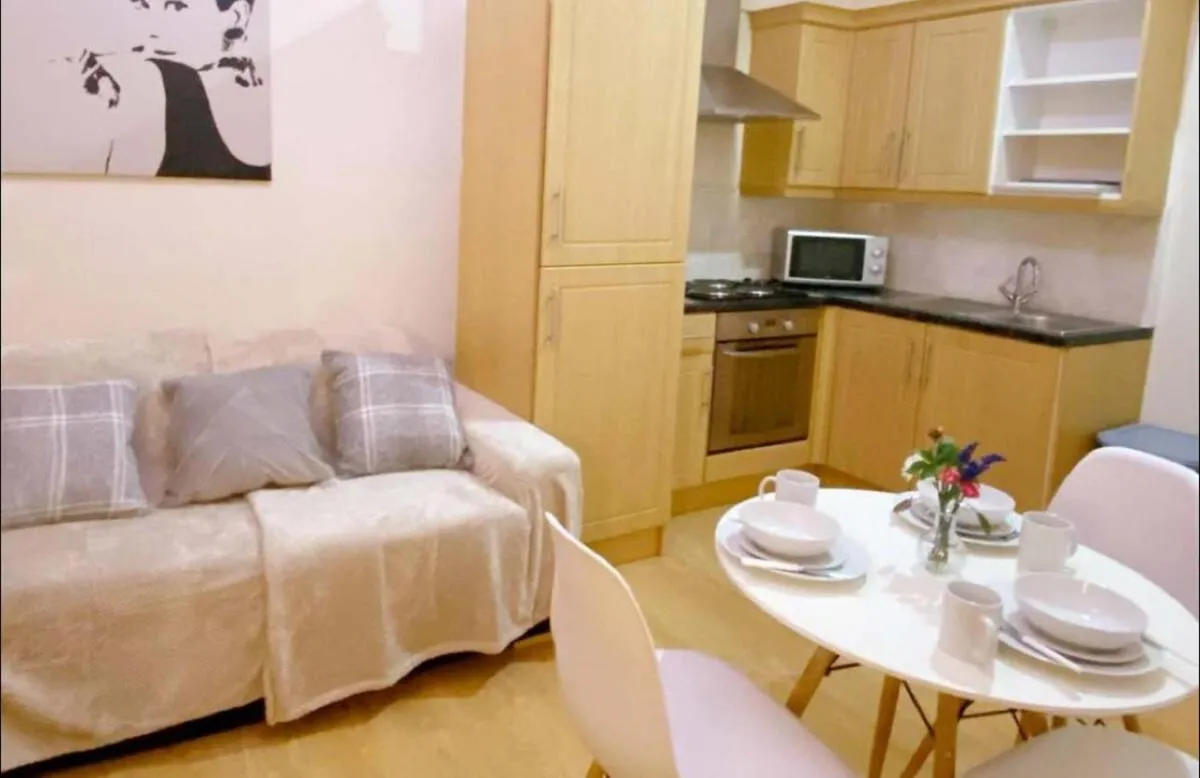 Image 3 of Stylish 1-Bed Flat in Chelsea Near Sloane Square