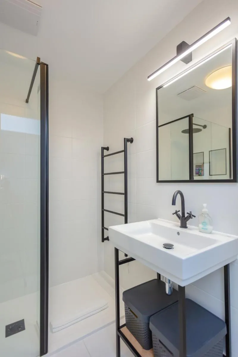 Image 5 of Stylish 1 Bedroom Apartment in Holborn in a Great Location