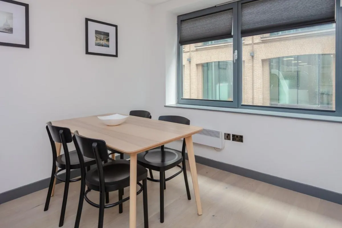 Image 3 of Stylish 1 Bedroom Apartment in Holborn in a Great Location