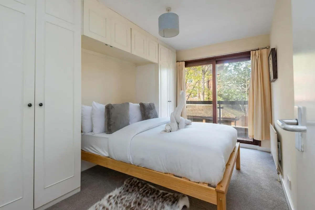Image 3 of Stylish 2BDR Flat with Balcony and Parking Bromley