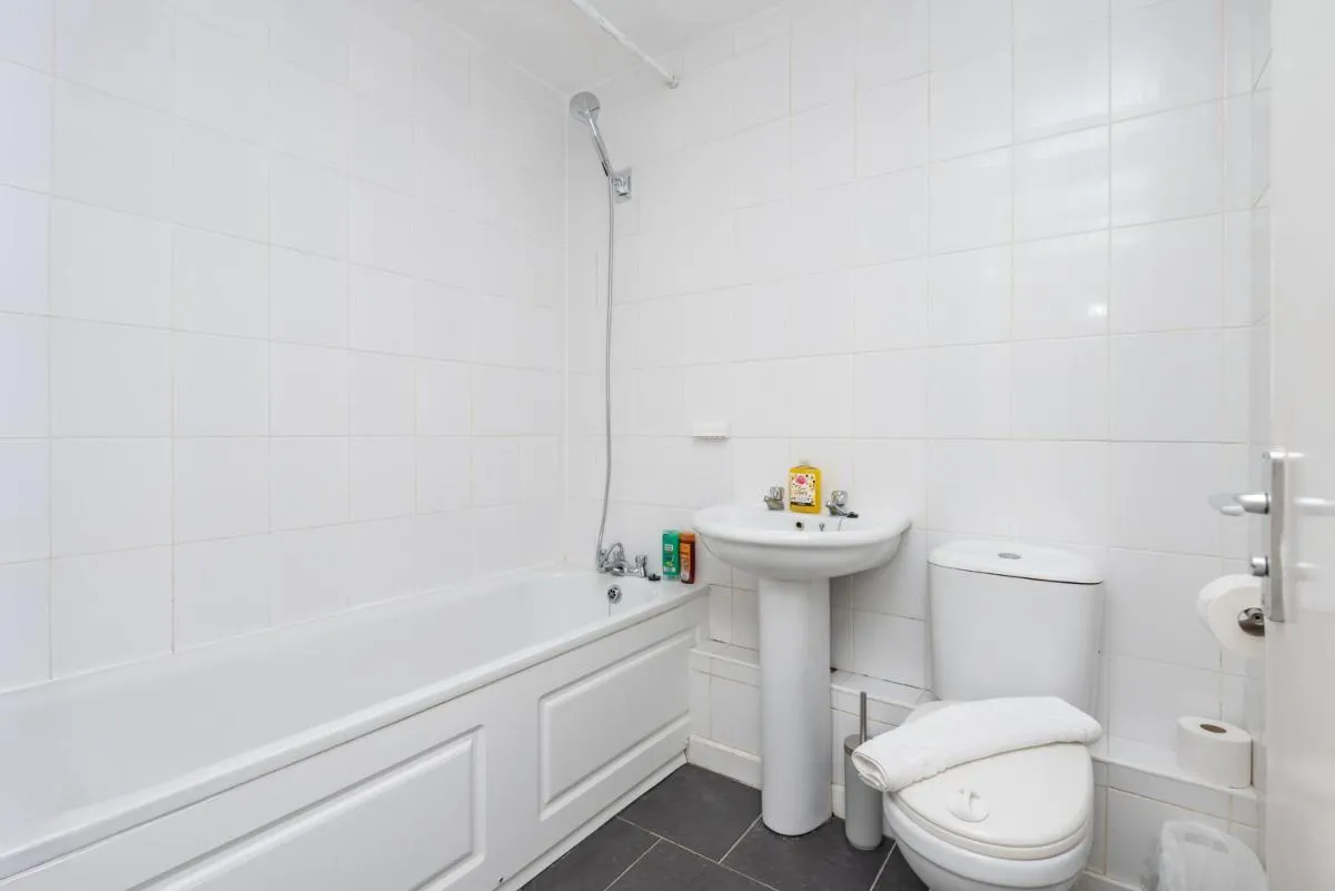 Image 5 of Stylish 2BDR Flat with Balcony and Parking Bromley