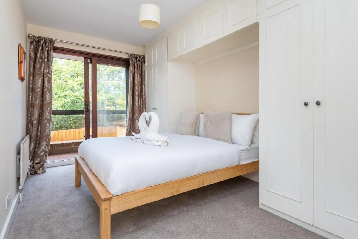Image 4 of Stylish 2BDR Flat with Balcony and Parking Bromley