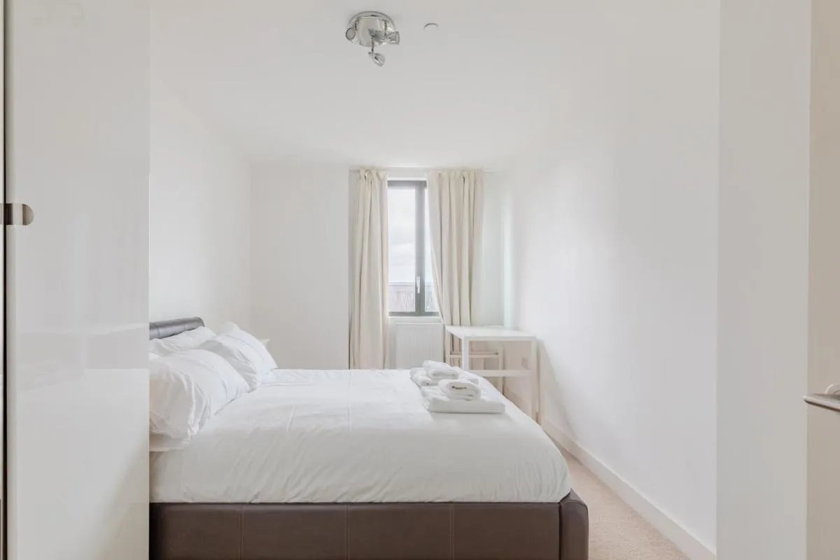 Image 3 of Stylish 2BD Flat w Balcony Heart of King’s Cross