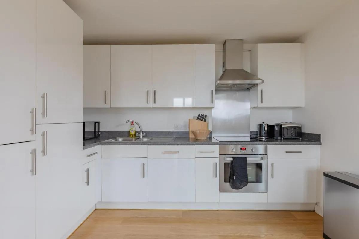 Image 4 of Stylish 2BD Flat w Balcony Heart of King’s Cross
