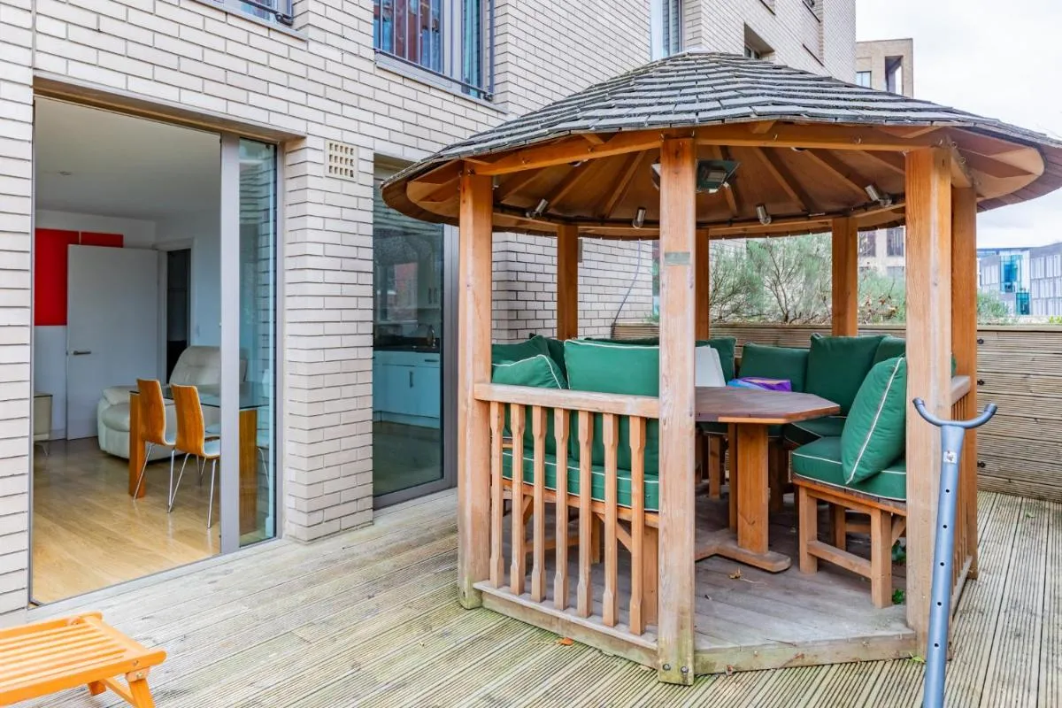 Image 5 of Stylish 2BD Flat w Balcony Heart of King’s Cross
