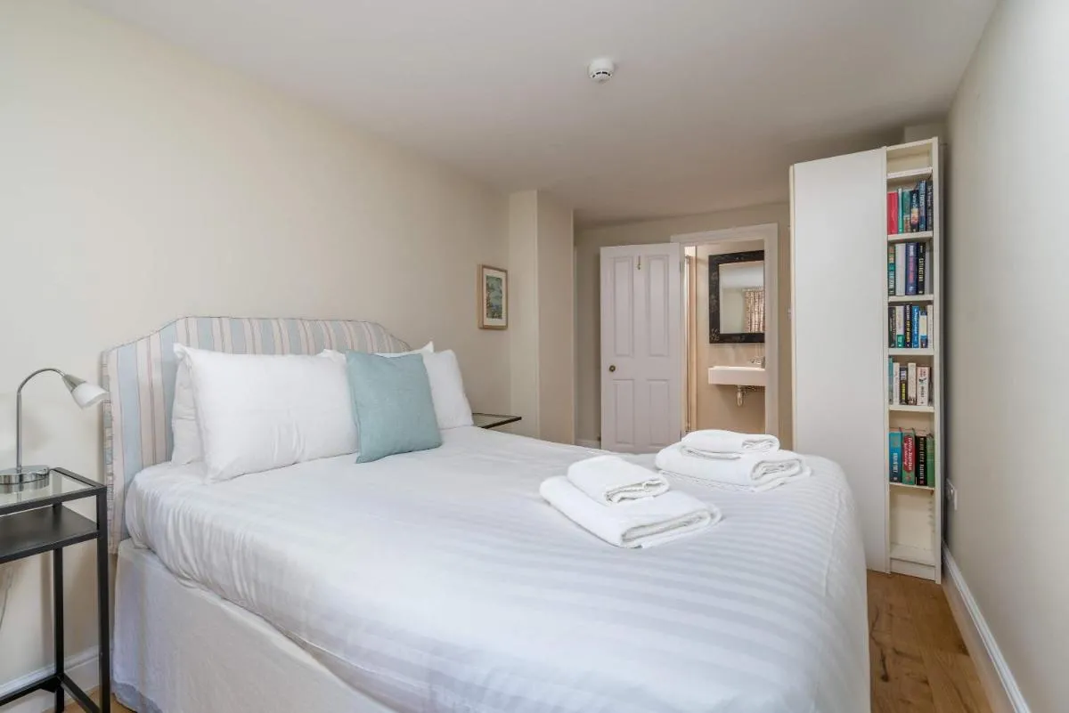 Image 5 of Stylish 2BR Flat with Garden Near Buckingham Palace