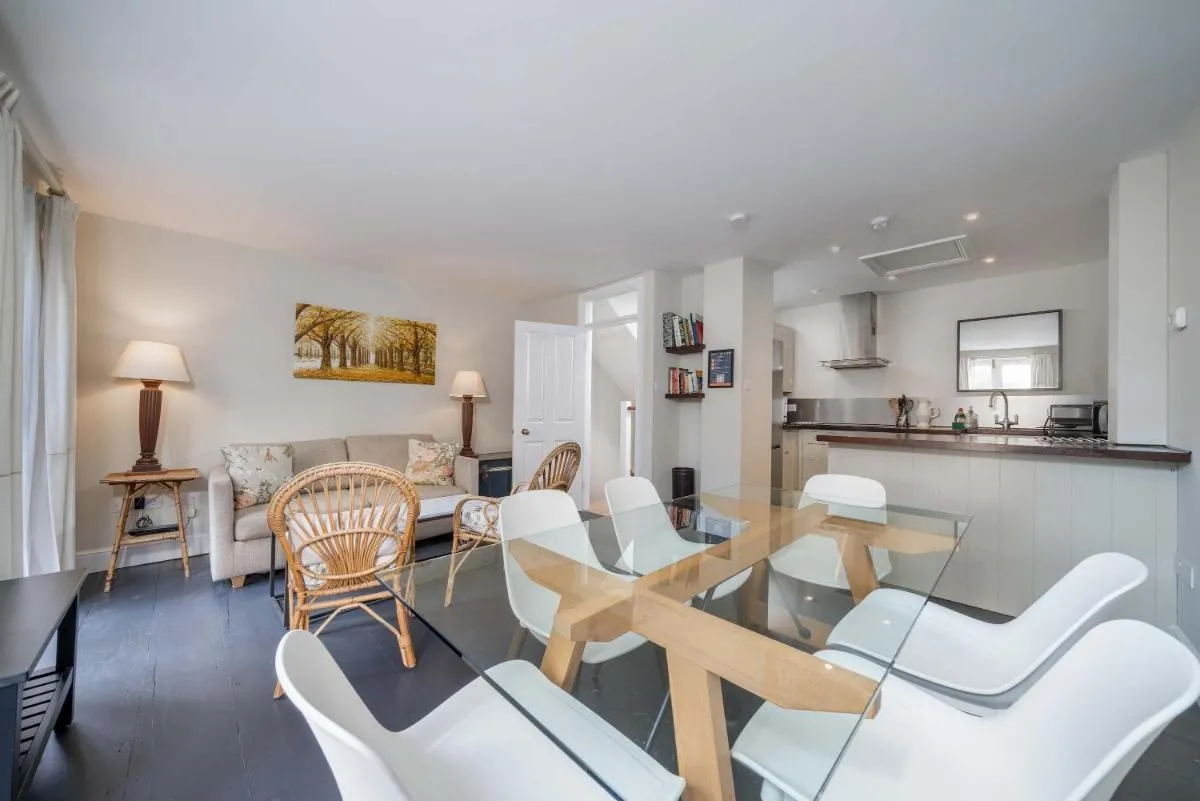 Image 4 of Stylish 2BR Flat with Garden Near Buckingham Palace