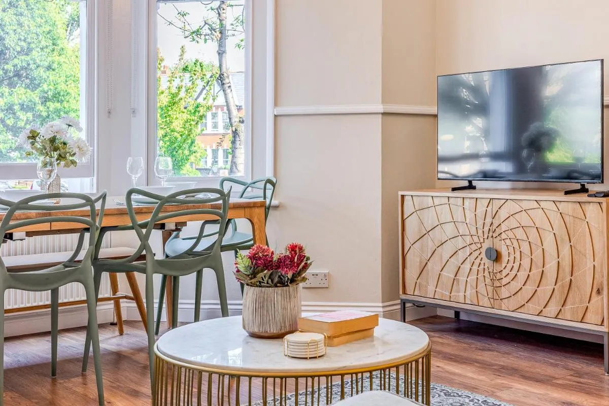 Image 4 of Stylish 2BR flat with terrace in North Kensington