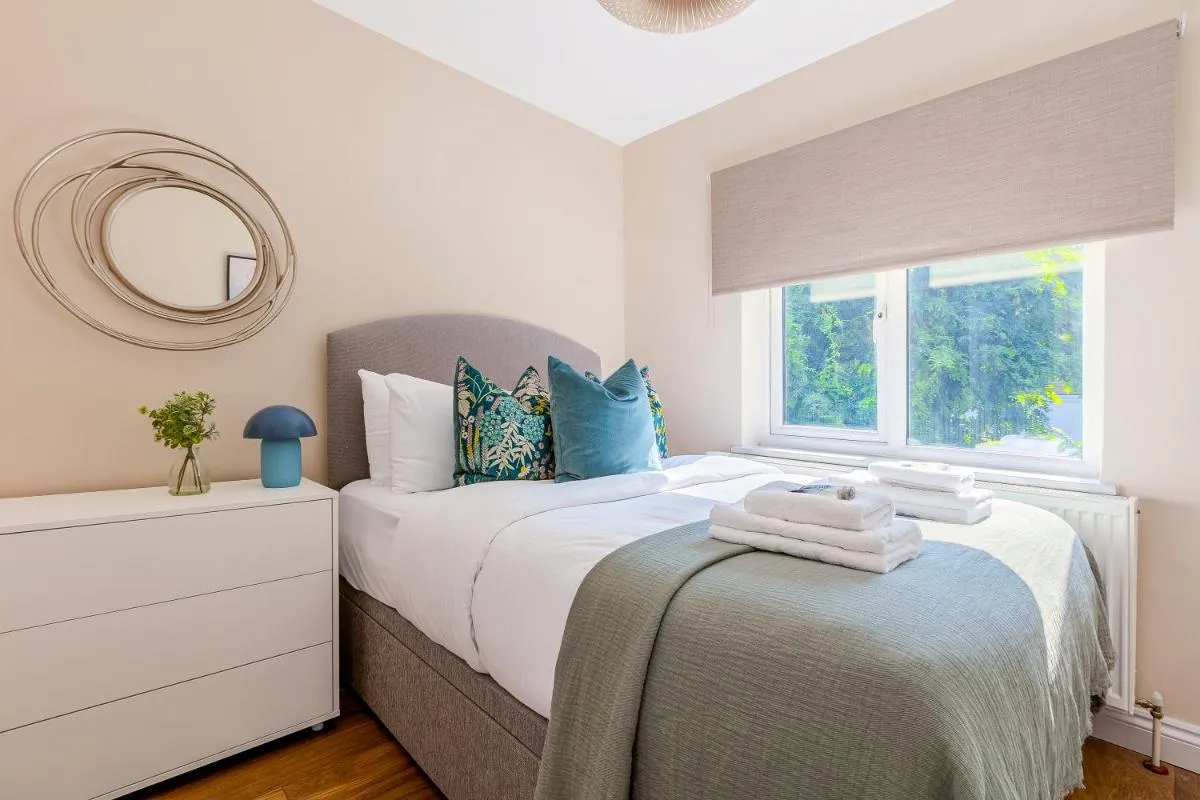 Image 5 of Stylish 2BR flat with terrace in North Kensington