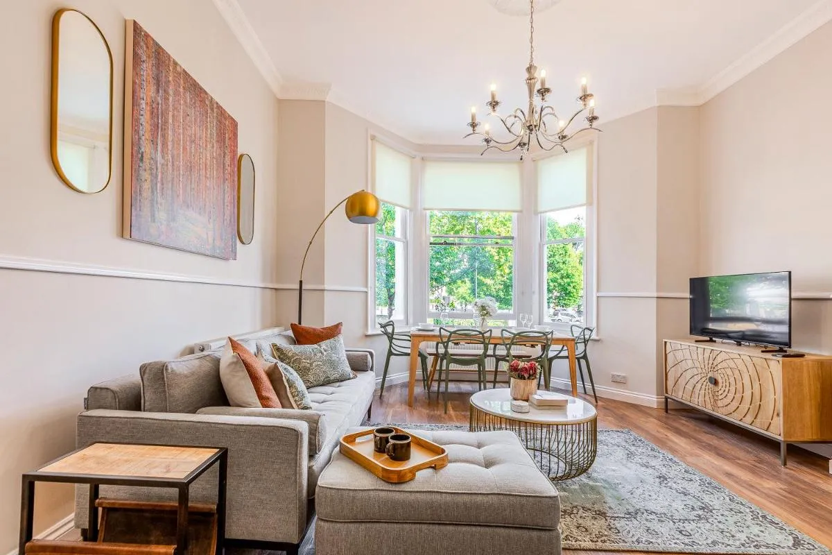 Image 3 of Stylish 2BR flat with terrace in North Kensington