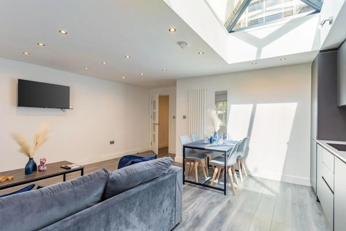 Image 5 of Stylish 2-Bed Flat In The Heart of West Hampstead