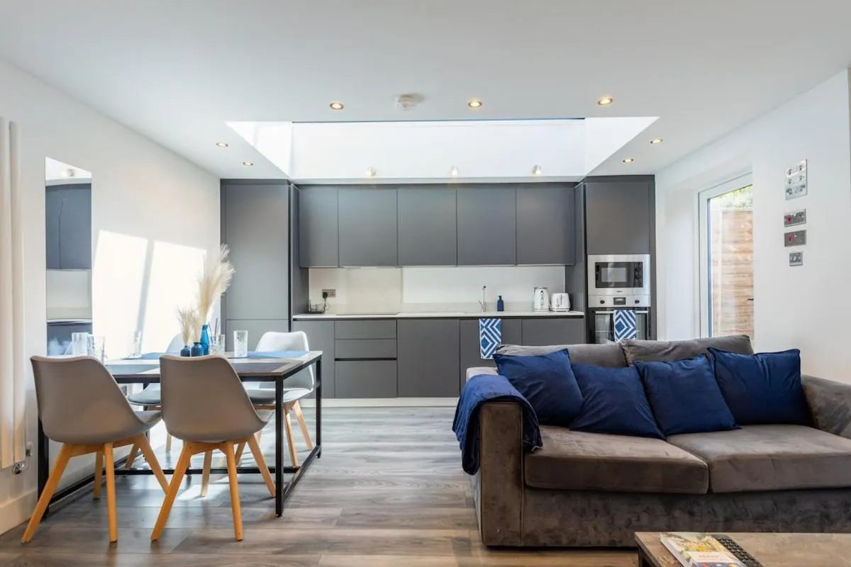 Image 3 of Stylish 2-Bed Flat In The Heart of West Hampstead