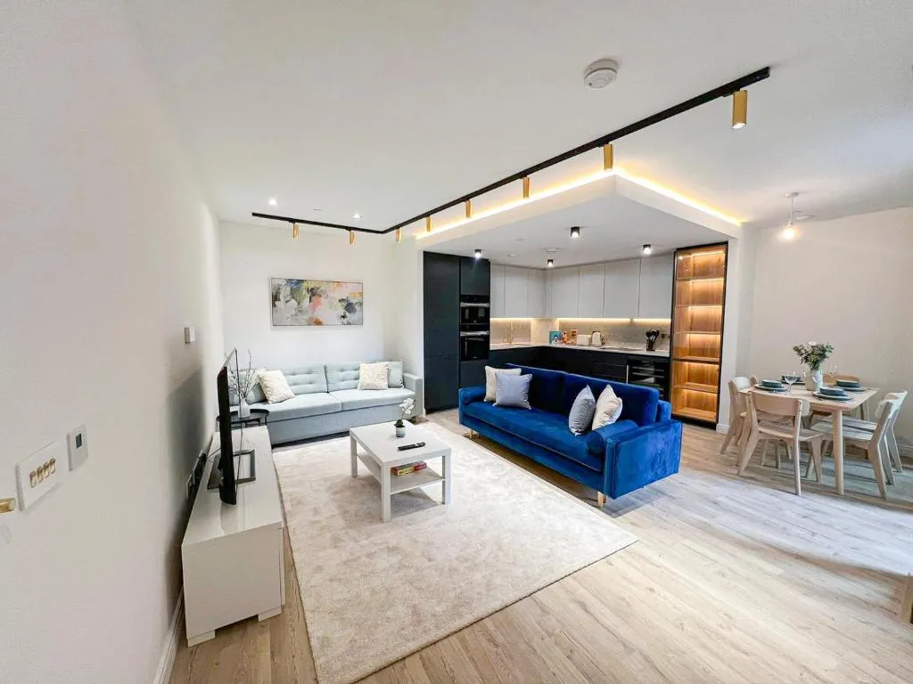Image 1 of Stylish 2-Bed Flat with Private Balcony & Lift near Farringdon, Clerkenwell, Shoreditch, Hoxton