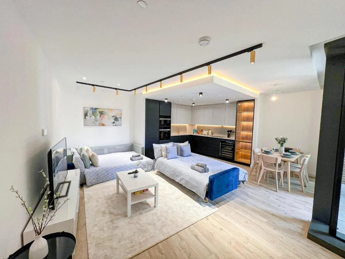 Image 2 of Stylish 2-Bed Flat with Private Balcony & Lift near Farringdon, Clerkenwell, Shoreditch, Hoxton