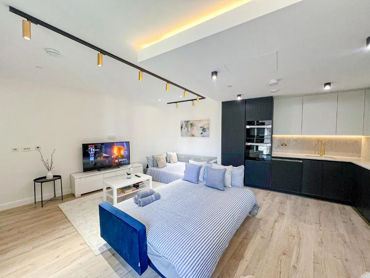 Image 4 of Stylish 2-Bed Flat with Private Balcony & Lift near Farringdon, Clerkenwell, Shoreditch, Hoxton