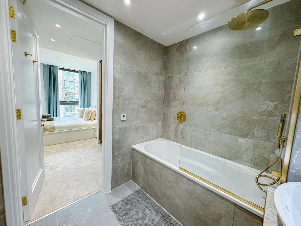 Image 3 of Stylish 2-Bed Flat with Private Balcony & Lift near Farringdon, Clerkenwell, Shoreditch, Hoxton