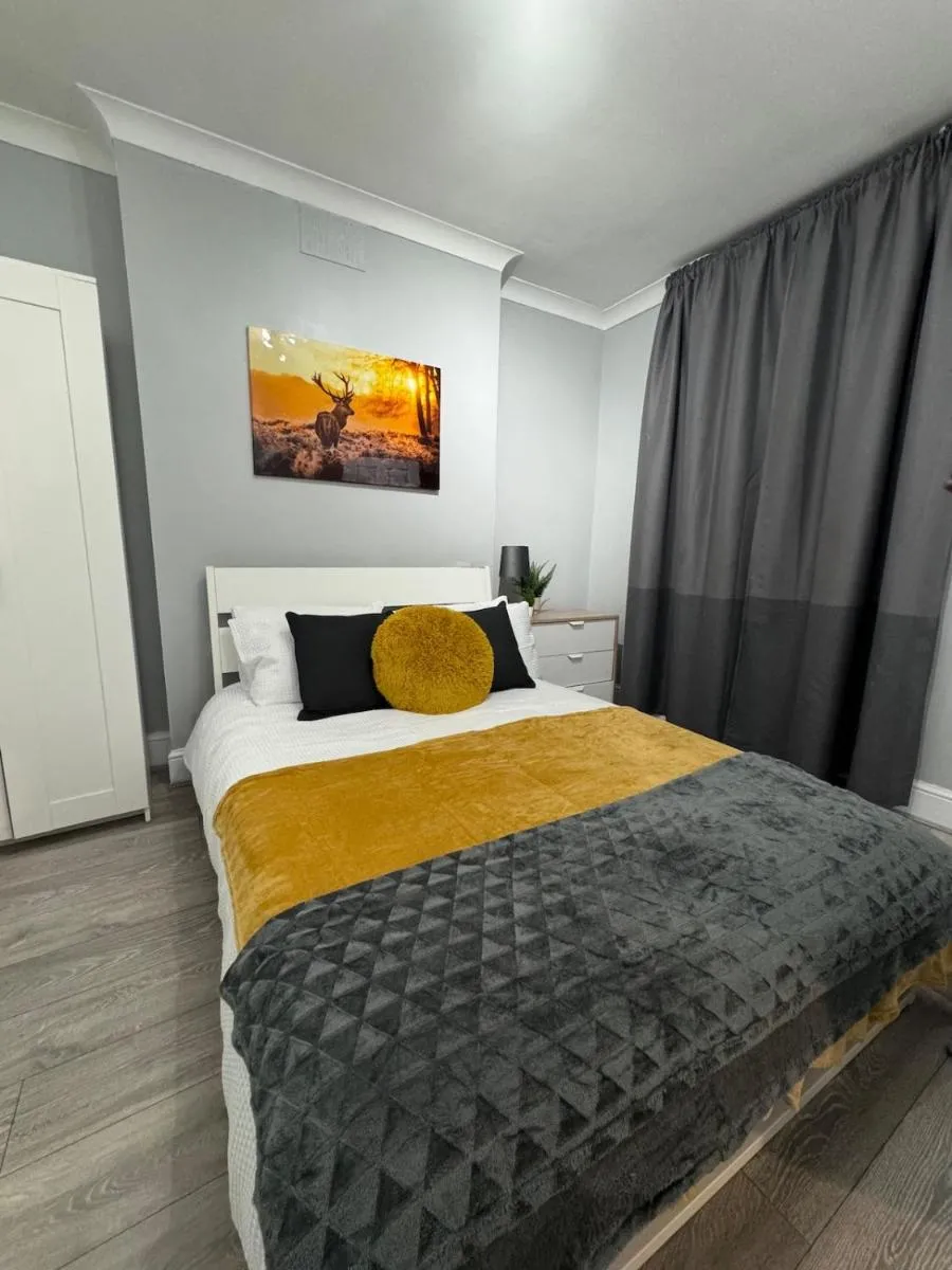 Image 4 of Stylish 2-Bed Garden Flat, 5 Mins to Brixton