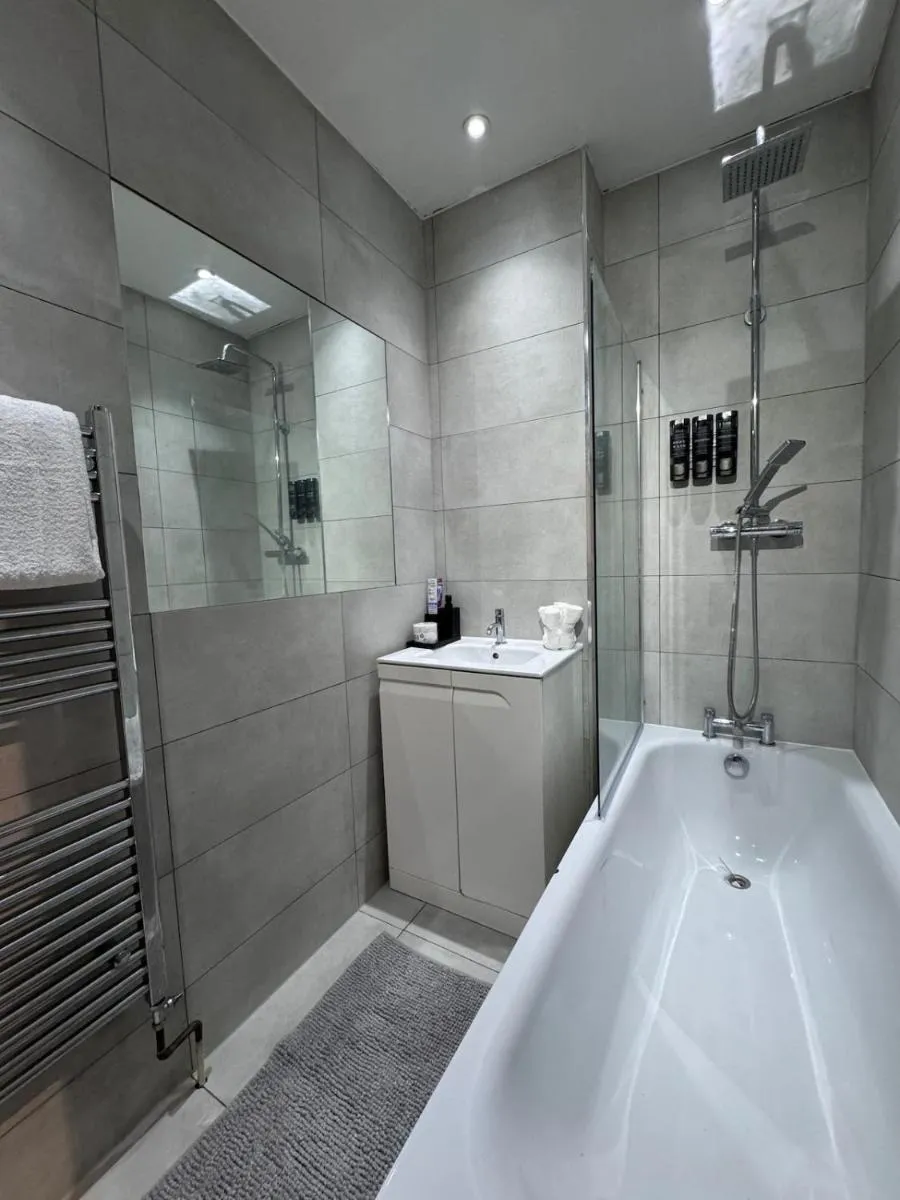 Image 5 of Stylish 2-Bed Garden Flat, 5 Mins to Brixton