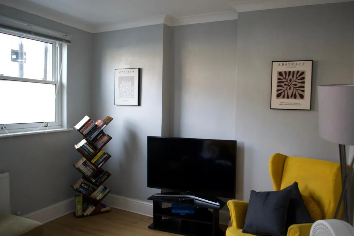 Image 3 of Stylish 2-Bed Garden Flat, 5 Mins to Brixton