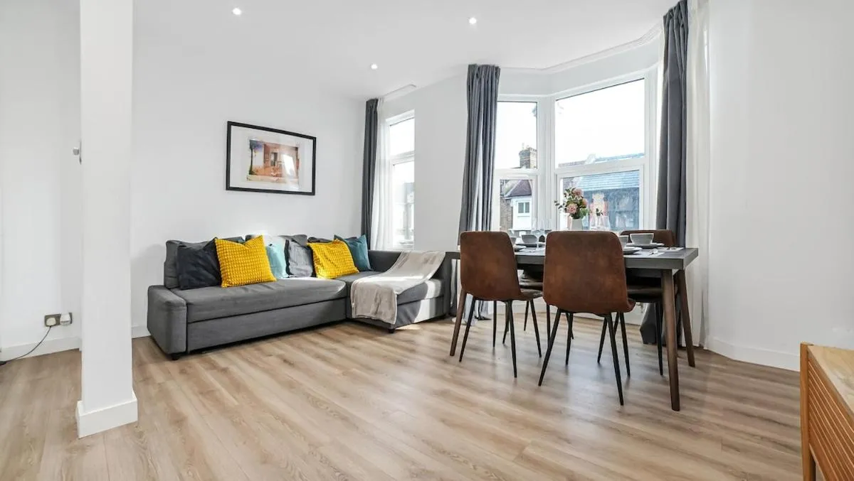 Image 4 of Stylish 2-Bed flat in E17