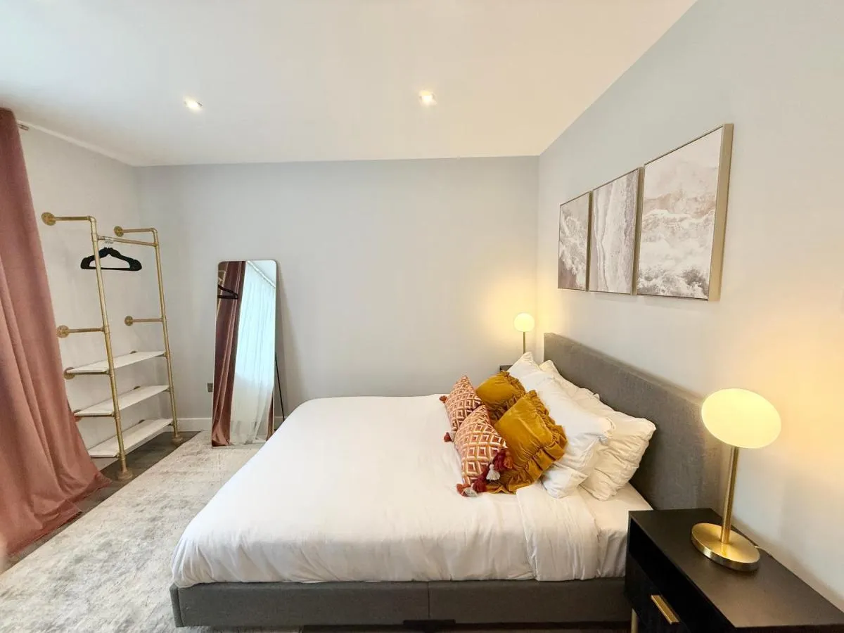 Image 4 of Stylish 2-Bed near Earl’s Court Station