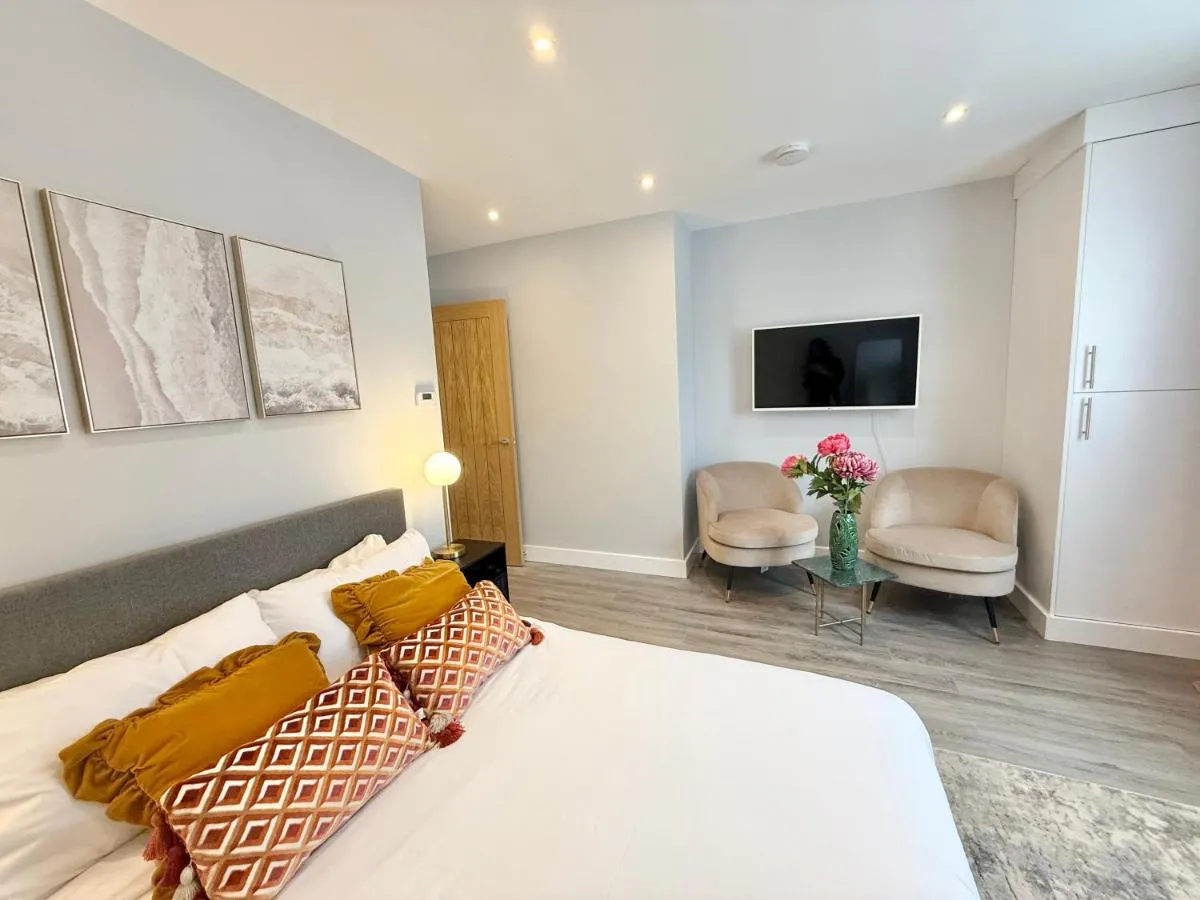 Image 5 of Stylish 2-Bed near Earl’s Court Station