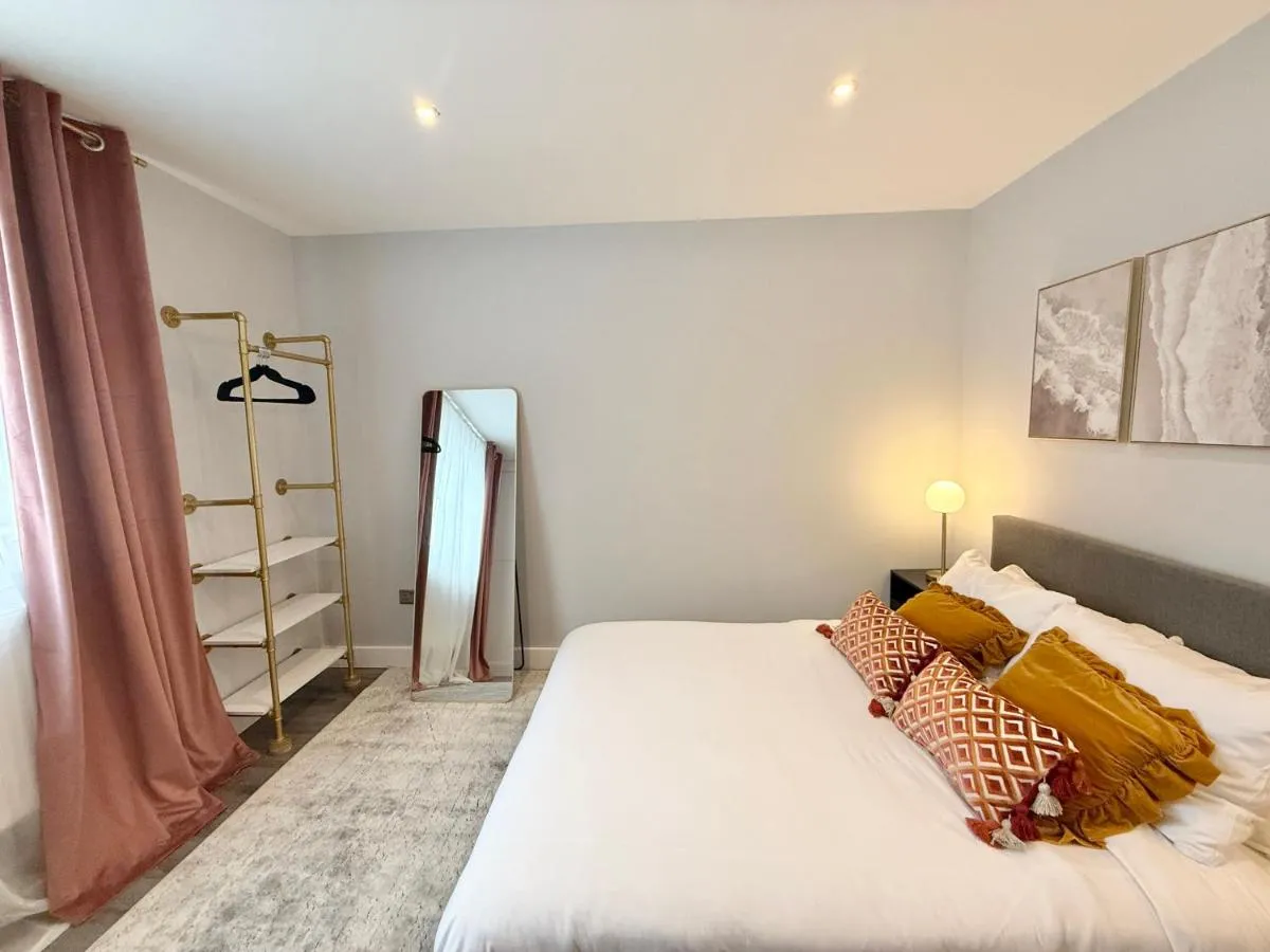 Image 3 of Stylish 2-Bed near Earl’s Court Station