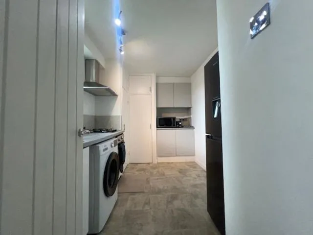 Image 4 of Stylish 2-Bedroom Apartment In The Centre Of Wimbledon!