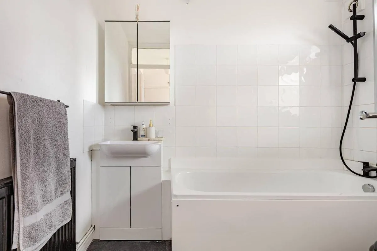 Image 3 of Stylish 2-Bedroom Apartment In The Centre Of Wimbledon!